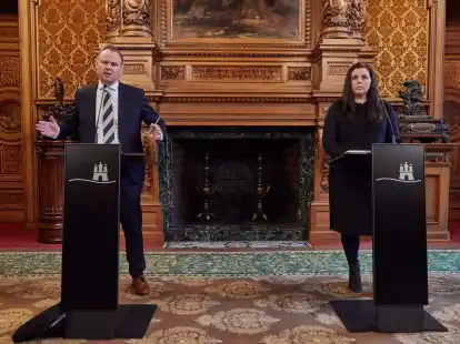 Innensenator Andy Grote und Justizsenatorin Anna Gallina im Hamburger Rathaus. Die Beh&ouml;rden der Hansestadt wollen Konsequenzen aus der t&ouml;dlichen Messerattacke in Brokstedt ziehen.