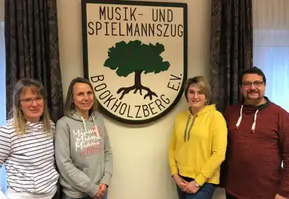 F&uuml;hren den Musik- und Spielmannszugs Bookholzberg durch sein 99. Jahr (von links): Schriftf&uuml;hrerin Britta Stamm, die neue Kassenwartin Petra Tacke, die 2. Vorsitzende Maxi Fleischer und Sven Helmers, der jetzt den Posten des Pressewarts bekleidet.
