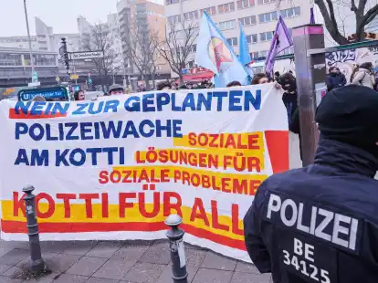 Protest gegen die neue Polizeiwache am Kottbusser Tor in Berlin-Kreuzberg.
