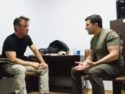 US-Schauspieler Sean Penn (l) und der ukrainische Pr&auml;sident Wolodymyr Selenskyj in einer Szene des Dokumentarfilms 