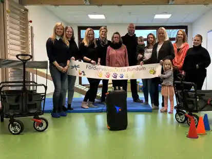 Gl&uuml;ckliche Gesichter in der Kita Rundum in Westerhusen: Der F&ouml;rderverein &uuml;berreichte Bollerwagen, eine Musikbox und Indoor-Spiele an Leiterin Sabrina Bornemann und ihr Team.