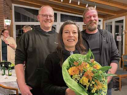 Markus Heyl (links) und Michael Hinrichs verabschiedeten Nicole Hinrichs als Schriftf&uuml;hrerin.