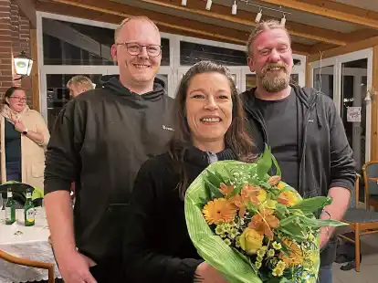 Markus Heyl (links) und Michael Hinrichs verabschiedeten Nicole Hinrichs als Schriftf&uuml;hrerin.