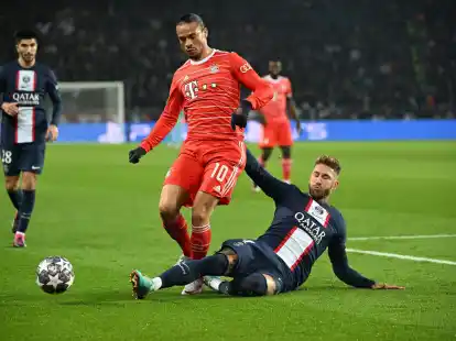 PSG-Profi Sergio Ramos (r) schubste nach dem Spiel einen Fotografen.