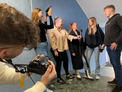 Sch&uuml;ler drehen selbst Kurzfilme: (v.l.) Alex T&uuml;mkaya, Katharina zu Klampen, Leonie Wi&szlig;en, Elin Aktepe, Cheyenne Schulte und Philipp Sander setzen eine eigene Filmidee um.