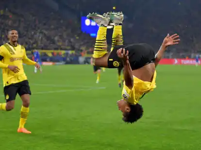 BVB-Matchwinner Karim Adeyemi (r) jubelte nach seinem Treffer mit einem Salto.