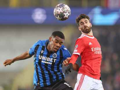 Raphael Onyedika (l) vom FC Br&uuml;gge im Kopfball-Duell mit Benfica-Profi Rafa Silva.