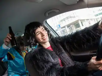 Halligalli und Highlife gern auf der Karnevalsparty - aber im Stra&szlig;enverkehr und hinter dem Steuer eines Autos gelten dieselben Regeln wie sonst auch.