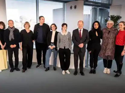 Bundeskanzler Olaf Scholz (SPD, 4.v.r) und Kulturstaatsministerin Claudia Roth (B&uuml;ndnis 90/Die Gr&uuml;nen, 2.v.r) empfangen die Mitglieder der Internationalen Berlinale-Jury.
