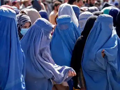 Frauen in Burkas warten in Kabul auf Lebensmittelrationen.