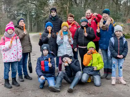 Die Naju-Gruppe D&ouml;tlingen-Wildeshausen mit den Betreuerinnen Kristin Schoppa und Elke Deters: In der Hand halten die Kinder Karotten, die sie wie Biber abgenagt haben.