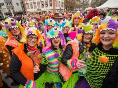 Eine Gruppe Frauen in Fantasiekost&uuml;men feiert ausgelassen in Mainz.