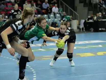 Kampf um den Ball: Oldenburgs Marie Steffen (Mitte) und Leverkusens Sophia Cormann (rechts) spielen schon seit ihrer Jugend f&uuml;r ihren Club.
