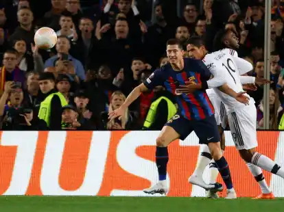 Barcelonas Robert Lewandowski (l) im Zweikampf mit Raphael Varane von Manchester United.
