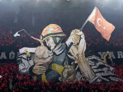 Beim Fu&szlig;ballspiel der Teams Trabzonspor gegen den FC Basel, im Senol Gunes Stadion, zeigen Fans ein Bild zu Ehren der Erdbebenopfer in der T&uuml;rkei und Syrien.