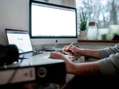 Arbeitsplatz im Homeoffice: Zu Hause l&auml;sst es sich oft ungest&ouml;rter arbeiten.