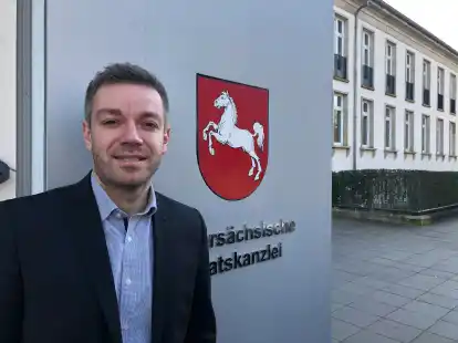 Landesbeauftragter f&uuml;r Migration und Teilhabe: Deniz Kurku (SPD) aus Delmenhorst, vor der Nieders&auml;chsischen Staatskanzlei