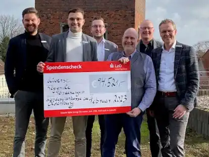 Repr&auml;sentieren den Gesch&auml;ftsbereich der LzO: die Filialleiter Sebastian Merz (Ahlhorn, Gro&szlig;enkneten), Marcel Fiedler (Kirchhatten), Henning Schr&ouml;der (Hundsm&uuml;hlen), Oliver Feldhoff (Sandkrug), Stefan D&auml;hne (Wardenburg) und J&ouml;rg Niemann (Direktor Privatkundengesch&auml;ft im Landkreis Oldenburg und in der Stadt Delmenhorst).