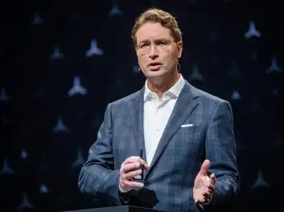Der Mercedes-Vorstandsvorsitzende Ola K&auml;llenius bei der Bilanzpressekonferenz in Stuttgart.