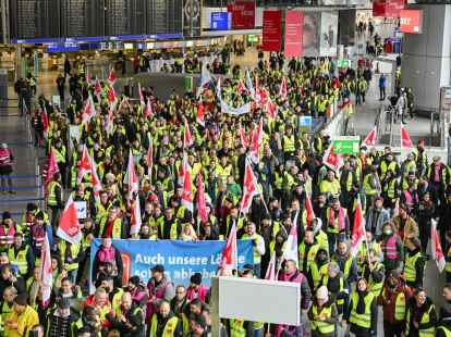 Nach einer Kundgebung ist der Demonstrationszug in Abflughalle B im Terminal 1 des Frankfurter Flughafens unterwegs.
