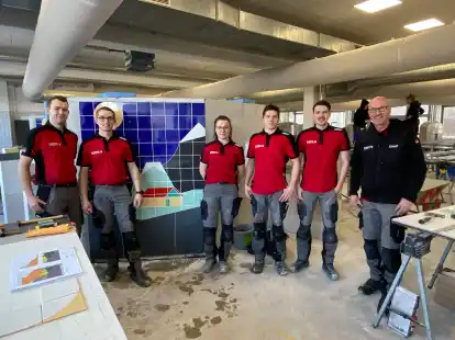 Die aktuelle Fliesen-Nationalmannschaft bestritt unter F&uuml;hrung von Nationaltrainer Gerald Weihe (rechts) das zweite von insgesamt f&uuml;nf Qualifikationsturnieren auf dem Weg zu den &bdquo;GermanSkills&ldquo; im Bau-ABC-Rostrup (von links): Manuel Karg, Lukas Schmittlutz, Anna Bleuel, Robin Liebler und Malte Laurich.