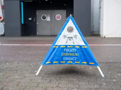 Der Tatort vor der Diskothek in Trier wird mit einer Drohne und einer Spezialkamera untersucht.