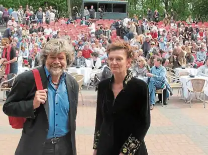 Mit dem Wiesmoor-Festival im August kn&uuml;pft das Stadtmarketing an erfolgreiche  Freilichtb&uuml;hnen-Veranstaltungen an wie vor Jahren das Literaturfestival  NachObenOffen. Im Bild Bergsteiger  Reinhold Messner mit Gastgeberin Susanne K&ouml;ster.
