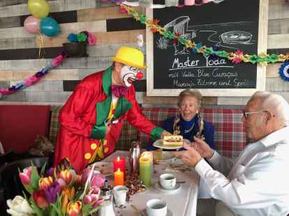 Mit jeder Menge guter Laune: Verkleidet als Clownin bediente unter anderem Renate Zerhusen, 1. Vorsitzende des Seniorenbeirats, die Seniorinnen und Senioren beim Seniorenkarneval im Friesenjung auf Wangerooge.