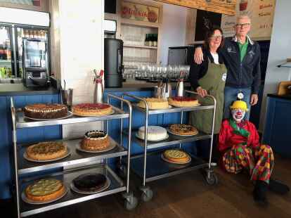 F&uuml;r ein traumhaftes Kuchenbuffet sorgten Beate und Wolfgang V&ouml;lz, die Eltern des Gesch&auml;ftsf&uuml;hrers Stephan V&ouml;lz, im Friesenjung und lie&szlig;en sich gemeinsam mit der 1. Vorsitzenden des Seniorenbeirates, Renate Zerhusen als Clownin, fotografieren.