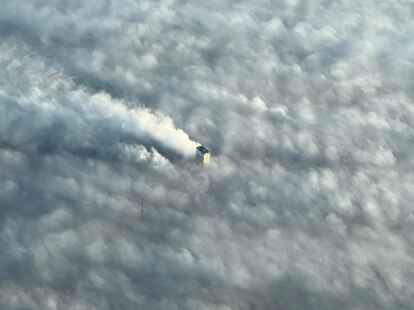 Ragt allein aus der Wolkendecke: der Cloppenburger Pfanni-Turm mit einer H&ouml;he von 76 Metern.