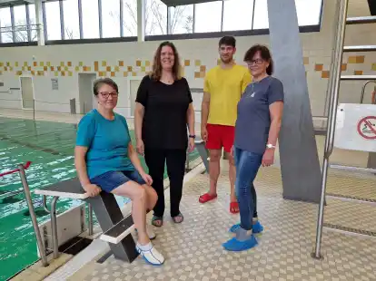 Freuen sich, dass es im Hallenbad wieder w&auml;rmer ist: Nina K&uuml;chler (Reinigungsteam, von links), Bianca Stortelers (Betriebsleitung), Jan Schewerda (Fachangestellter) und Kerstin Meyer (Gemeinde Hude)