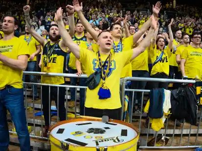 Seit 2004 fester Bestandteil im Oldenburger Fan-Block: Jannik Wiggers-von Staa (vorne) will die Baskets an diesem Wochenende zum zweiten Pokal-Titel peitschen.