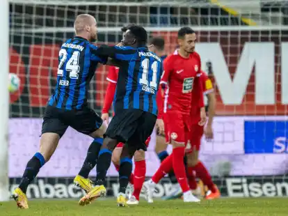 Paderborns Jannis Heuer (l) traf per Freisto&szlig; zum 1:0.