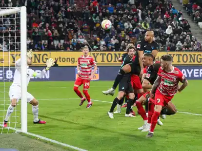 Augsburgs Fredrik Jensen (2.v.l) traf nach einer Kopfballverl&auml;ngerung von Jeffrey Gouweleeuw (r) zum 1:0.
