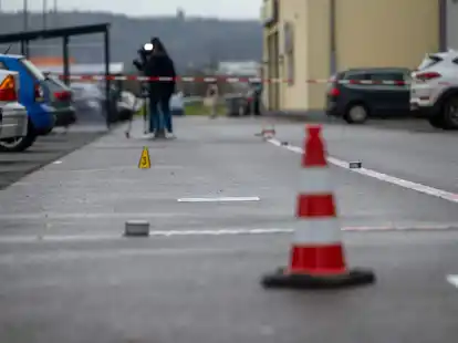 Rund 40 Menschen haben vor einer Trierer Diskothek auf Polizeibeamte eingeschlagen.