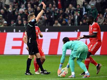 Schiedsrichter Tobias Welz zeigt Bayerns Dayot Upamecano (r) die rote Karte.