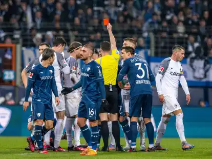 Schiedsrichter Felix Zwayer zeigt Bochums Anthony Losilla (verdeckt) die Rote Karte.