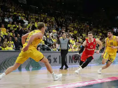 M&uuml;nchens Andreas Obst (M) zieht gegen Albas Yovel Zoosman (r) zum Korb.