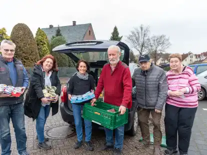 Lebensmittelspende von Norbert Stellbrink an die Speisekammer Wardenburg: (von links) Heini Otten, Alexandra Bremermann, Doris Melius, G&uuml;nter Mausbach, Norbert Stellbrink und Silvia Sch&uuml;tte.