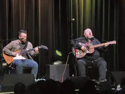 Andreas K&uuml;mmert (re.) mit Co-Gitarrist Stefan Karp bei seinem Gastspiel im Pumpwerk.