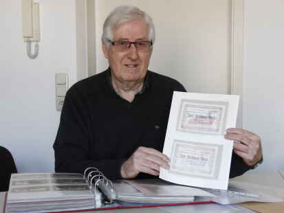 Wolfgang Brandt zeigt die Kassenscheine aus dem Jahr 1923: Insgesamt hat die Stadt Wildeshausen f&uuml;r 20 Milliarden Mark Geld drucken lassen.