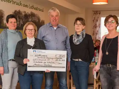 Scheck&uuml;bergabe in der Begegnungsst&auml;tte in Beverbruch: Annette Willenborg (von links), Conny Otten, Otto K&ouml;nig, Christel Bramlage und Barbara Ostendorf.