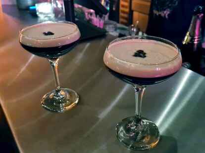 Espresso Martini - h&uuml;bsch angerichtet in Gl&auml;sern.