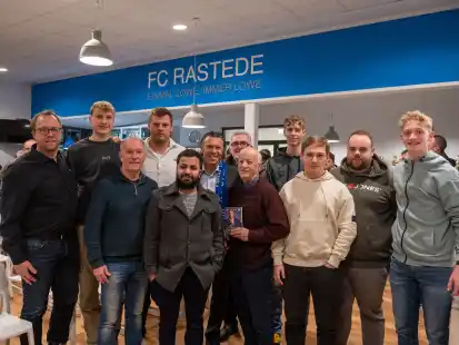 Erinnerungsfoto mit den L&ouml;wen-Schiedsrichtern: Der ehemalige FIFA-Schiedsrichter Urs Meier (blauer Schal) posierte am Freitagabend nicht nur mit den Schiedsrichtern des FC Rastede.