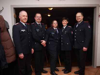 2023 ist auch f&uuml;r sie besonders (von links): Ortsbrandmeister Stellvertreter Erik Reck, Karsten Ewald, Tomke Burmann, Viola Eggers und Philipp K&ouml;hler begehen den 90. Geburtstag der Freiwilligen Feuerwehr Cleverns.