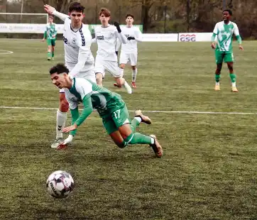 Nach diesem Foul an Werders Boran-Firat Coskun (vorn) gingen die Bremer durch einen Strafsto&szlig; mit 1:0 in Front. Die JFV-Talente schlugen aber k&auml;mpferisch und spielerisch zur&uuml;ck.