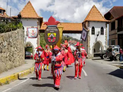 Als Jokili verkleidete Menschen nehmen an einer Parade durch Colonia Tovar teil.