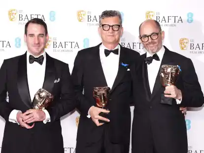 James Friend (l-r), Malte Grunert und Edward Berger posieren mit ihren Bafta-Troph&auml;en.