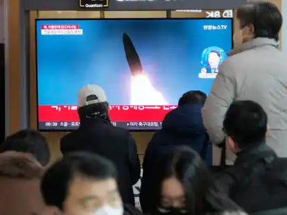 Eine Nachrichtensendung, zu sehen auf einem Bildschirm im Bahnhof von Seoul, zeigt das Archivbild eines nordkoreanischen Raketenstarts.
