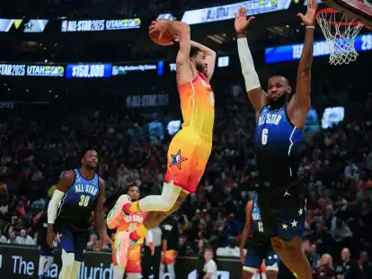 Angesetzt zum Dunking: Jayson Tatum (l) &uuml;berspringt LeBron James.